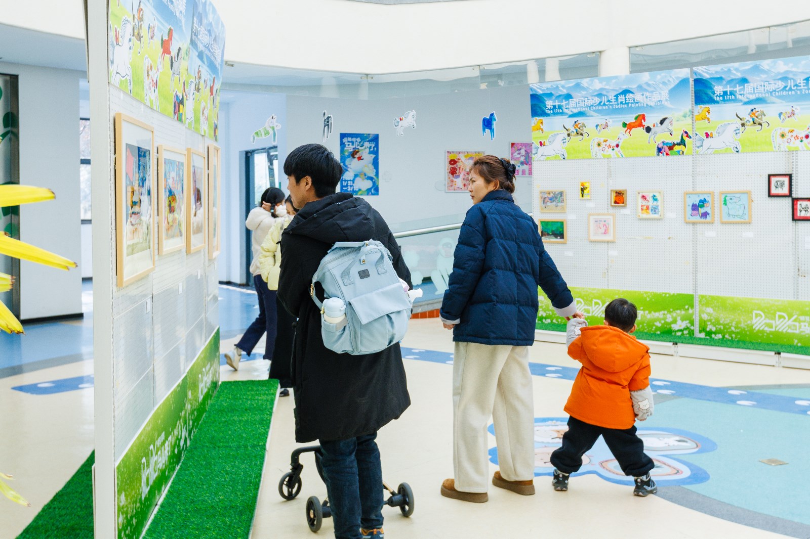 马儿来了!第十七届国际少儿生肖绘画作品展上海动物园分会场.jpg 马儿来了!第十七届国际少儿生肖绘画作品展上海动物园分会场.jpg